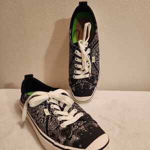 Cariuma Black and White Paisley Sneakers
